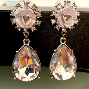 Express dangl earrings with light purple flower.